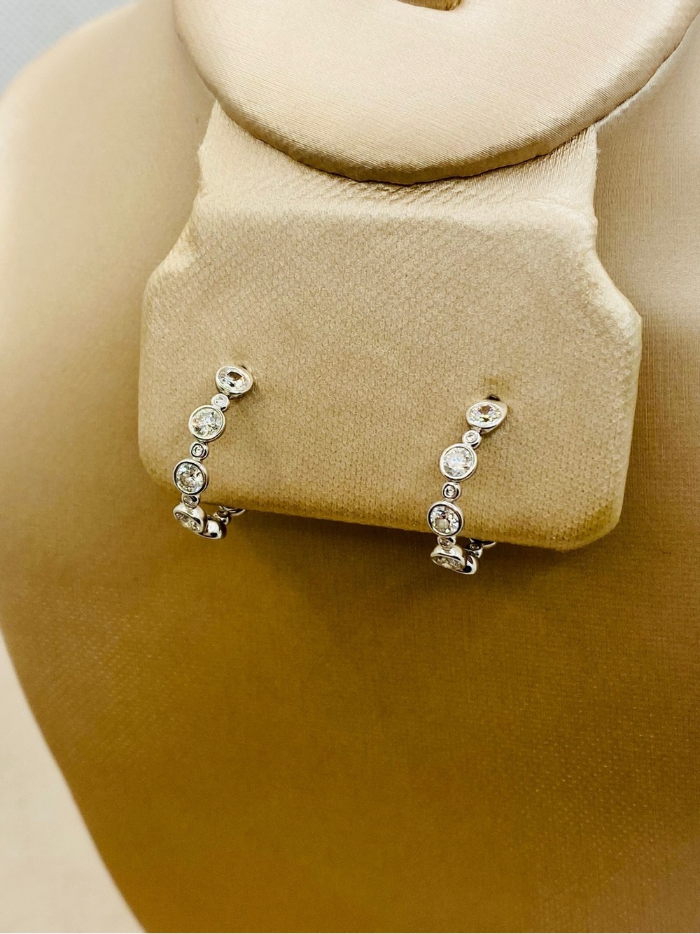 EUC David Yurman White Gold and Platinum Diamond Earrings - Picture 6 of 17